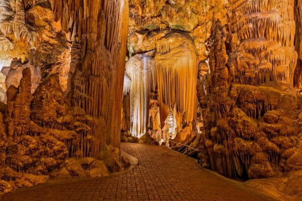 wp-content/uploads/2025/03/cave-stalactites-stalagmites-and-other-formations-at-luray-caverns-virginia-orig-1.jpg