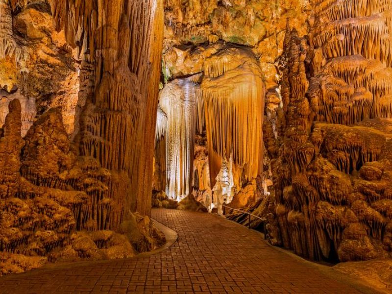 wp-content/uploads/2025/03/cave-stalactites-stalagmites-and-other-formations-at-luray-caverns-virginia-orig-1.jpg
