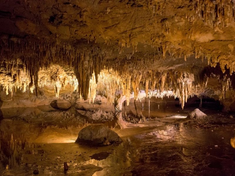 wp-content/uploads/2024/10/Luray-Caverns.jpg