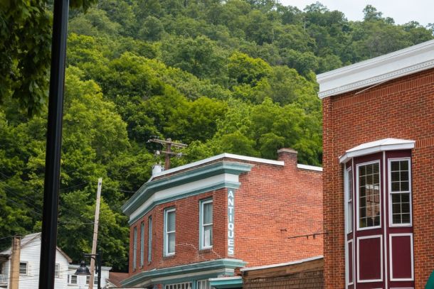 wp-content/uploads/2026/05/shutterstock-berkeley-springs-wv.jpg