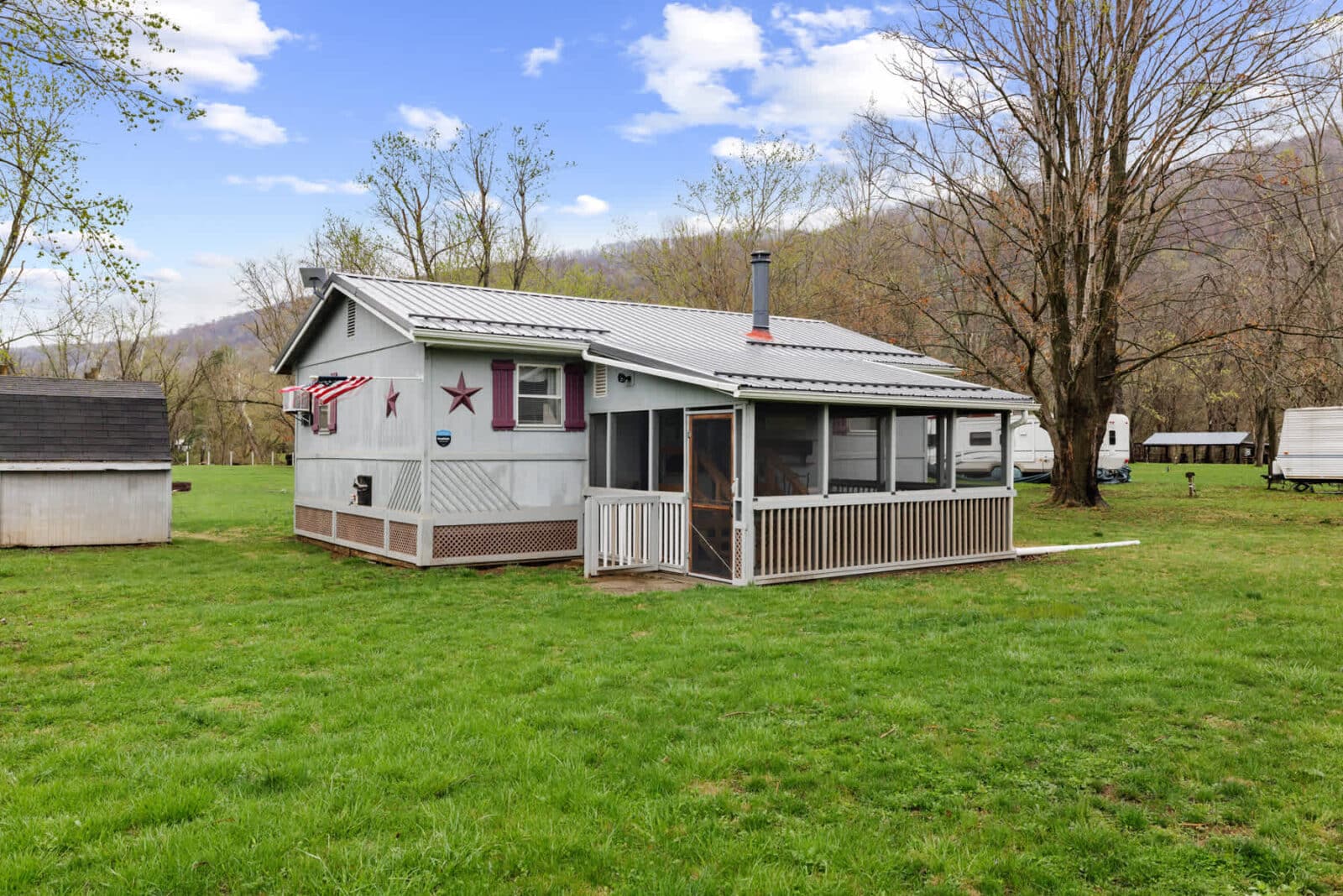 Small Town Cabin Rentals in West Virginia - Blue Maple