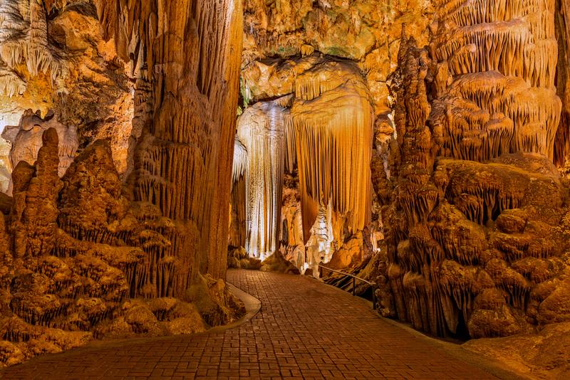 wp-content/uploads/2025/03/cave-stalactites-stalagmites-and-other-formations-at-luray-caverns-virginia-orig-1.jpg