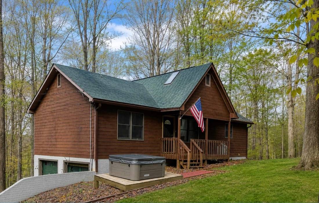 Huckleberry Hill, a colorful wooded cabin with a hot tub near Harpers Ferry