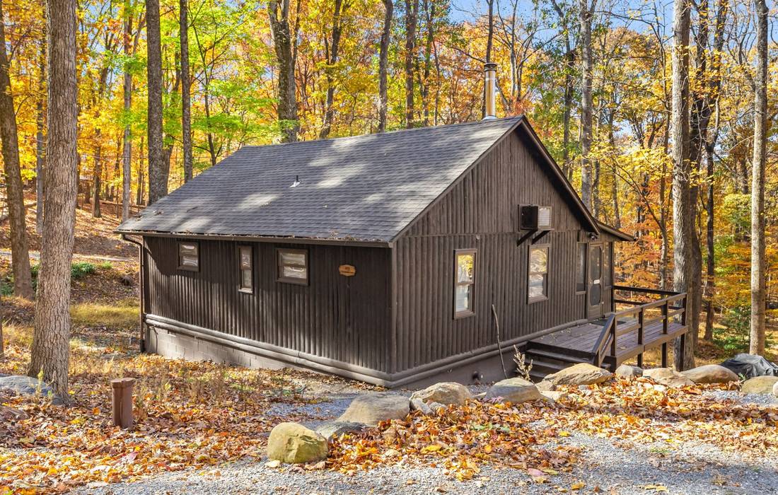 Honeysuckle Ridge, a cozy cabin in the Blue Ridge Mountains near Harpers Ferry