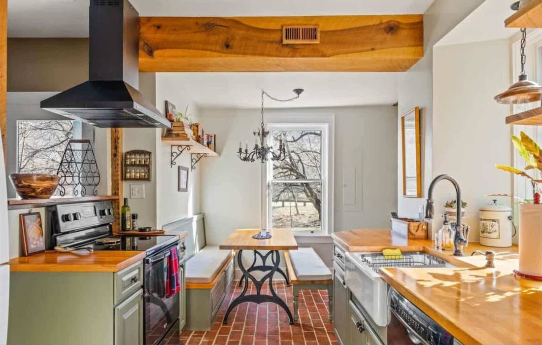 Old Stonehouse, an 1864 stone home with a hot tub in Bolivar near Harpers Ferry