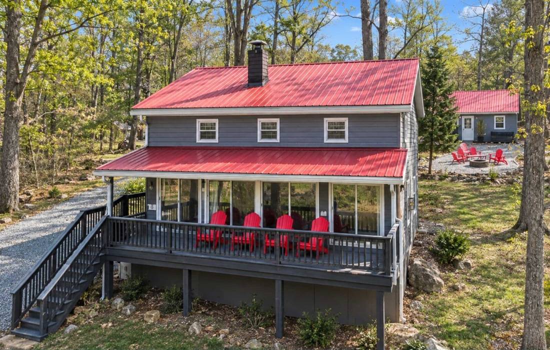 On River Time, a farmhouse style cabin with a hot tub in Blue Ridge Acres near Harpers Ferry