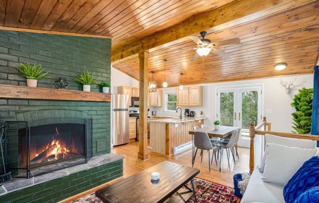 Meadowlark Chalet, a cozy chalet with a hot tub and fireplace in the woods near Harpers Ferry